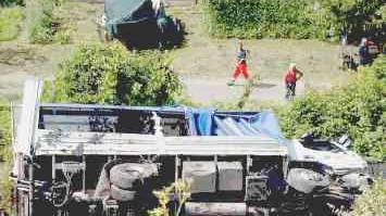 Il camion finito nella scarpata autostradale