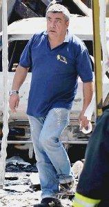 A destra Armando Piccioli proprietario della scuderia andata a fuoco