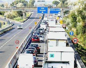 A sinistra il blocco della Fi-Pi-Li all’altezza dello svincolo di Empoli Ovest, sopra il camion ribaltato, a destra un ingorgo nella zona di Santa Maria, sotto il traffico nel caos nella zona industriale di Terrafino all’altezza dell’uscita dello svincolo Empoli Ovest
