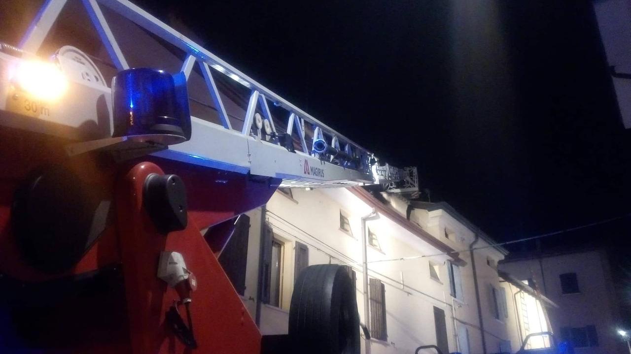 Carpi, corto circuito alla lavatrice: prende fuoco appartamento in via Duomo