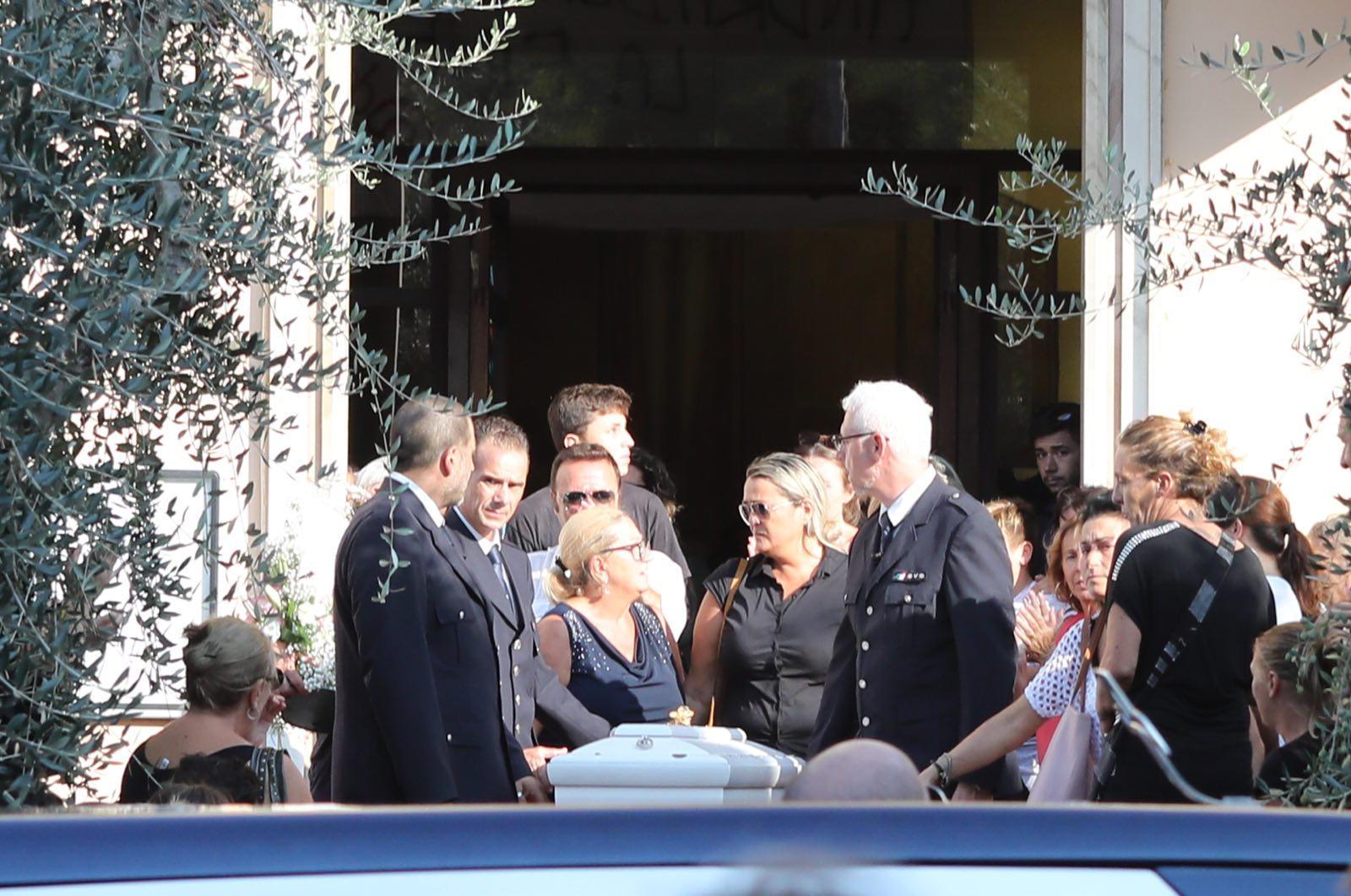 Per l’addio a Denise palloncini, striscione e una folla di amici 