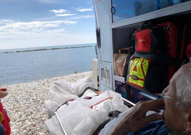 L'ambulanza sulla spiaggia di Marina di Carrara (foto Facebook Croce Rossa Ivrea)