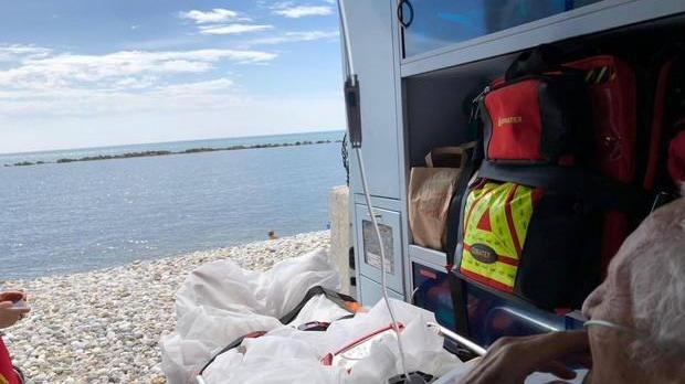 L'ambulanza sulla spiaggia di Marina di Carrara (foto Facebook Croce Rossa Ivrea)
