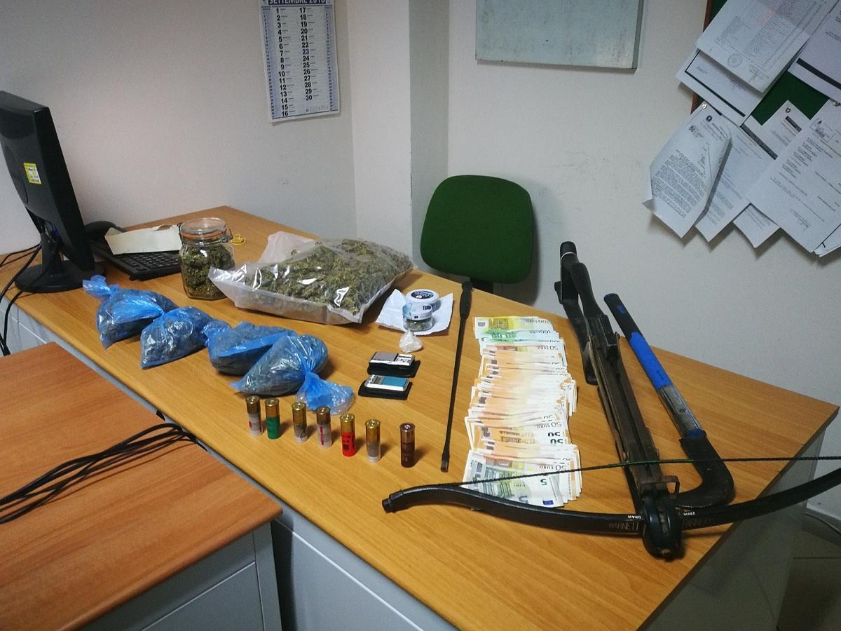 La droga, i soldi e le armi sequestrati dalla guardia di finanza