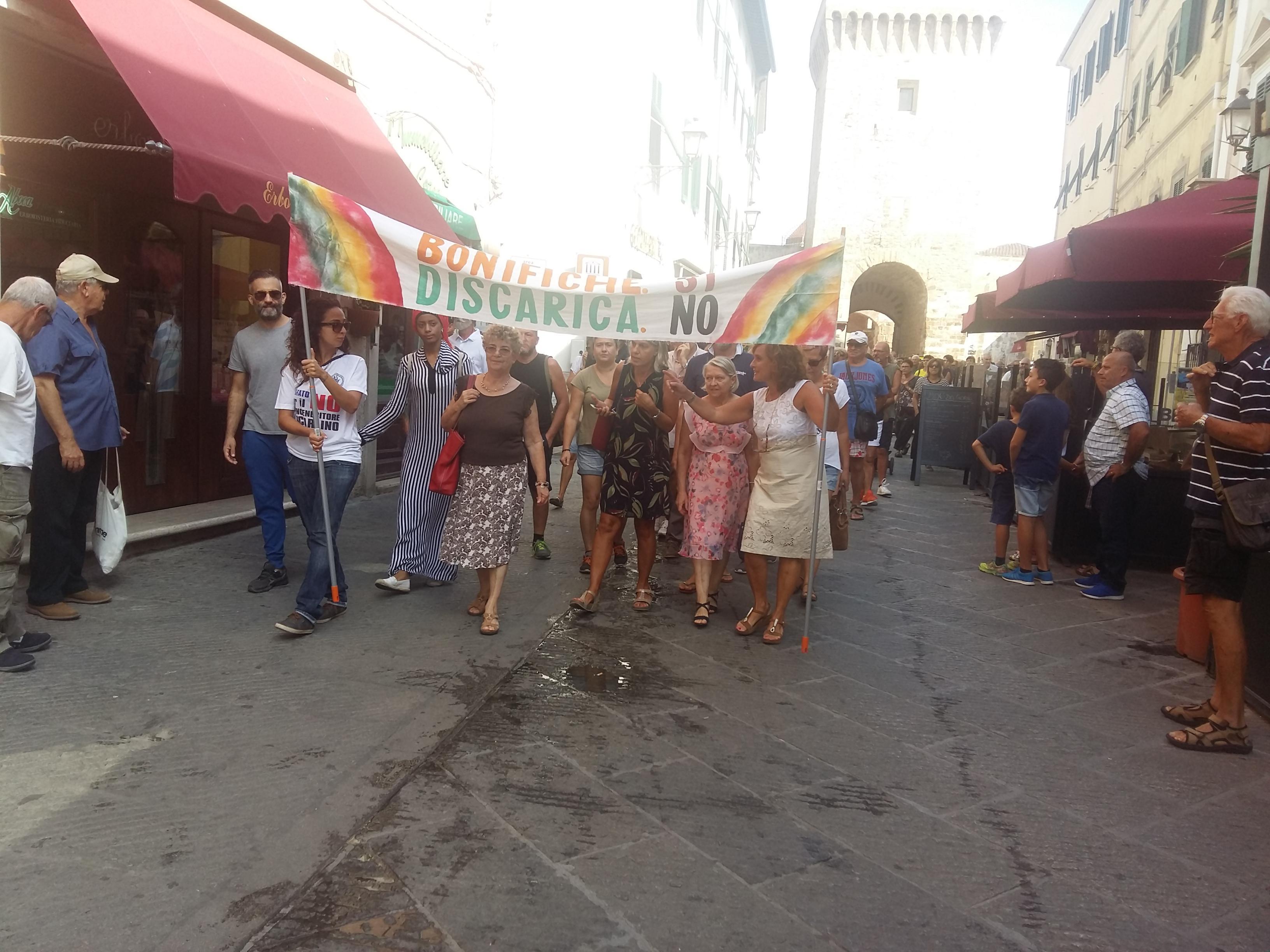 Il corteo degli antidiscarica diretto verso il municipio