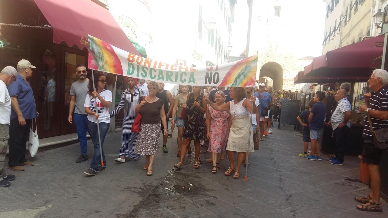 Il corteo degli antidiscarica diretto verso il municipio