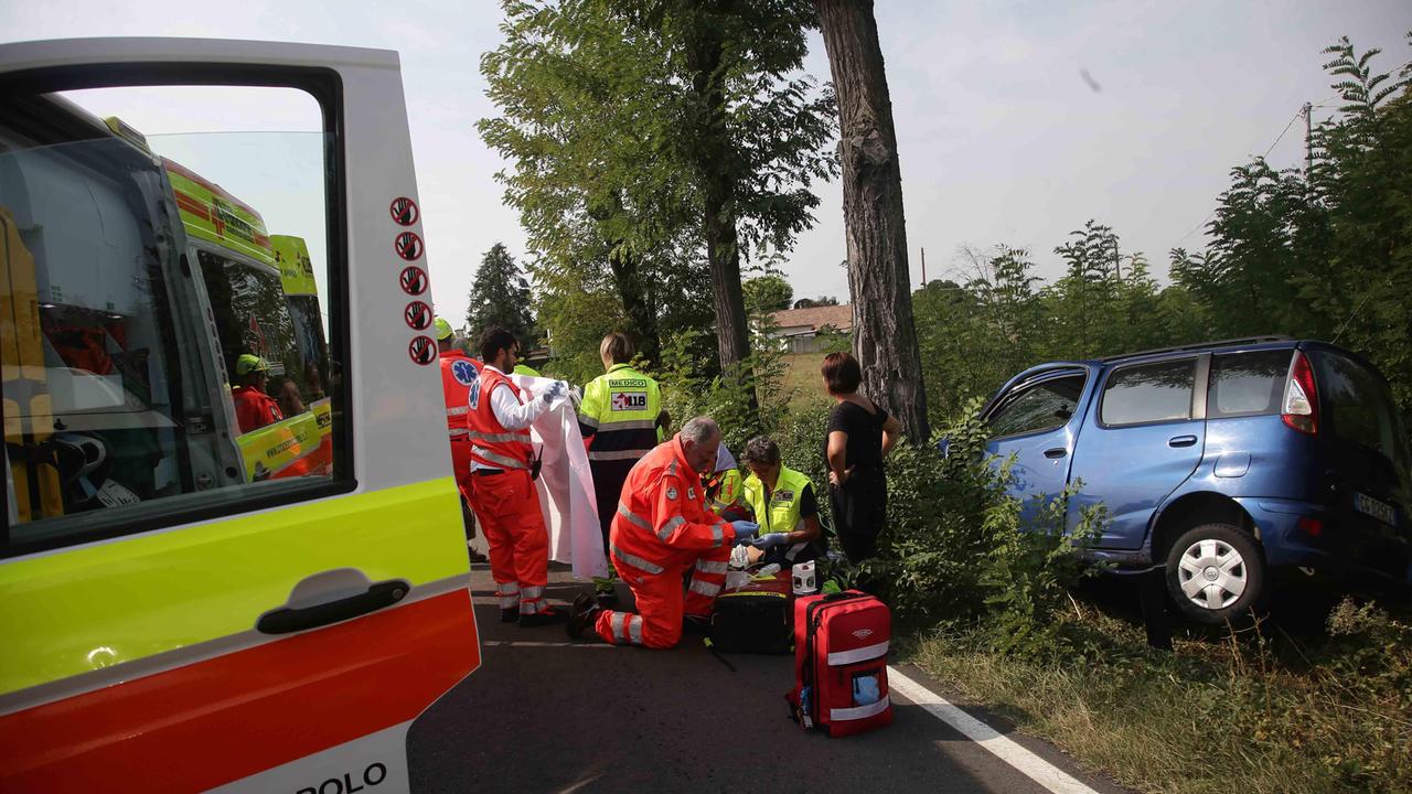 L'auto finita contro un albero e in un fosso a Bibbiano (foto Santandrea)