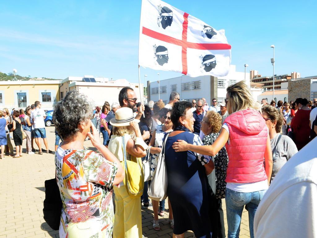 Manifestazione davanti all'ospedale (foto Andrea Nieddu)