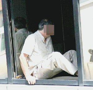 L’uomo che minacciava di buttarsi dalla finestra
