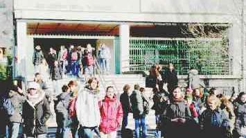 La preside Lucia Napolitano, in alto gli studenti del Copernico