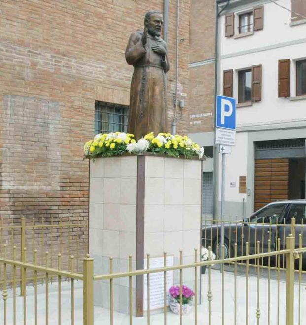 La stataua di Padre Pio voluta da Carmine Addonizio in piazza Vallisneri