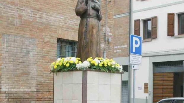 La stataua di Padre Pio voluta da Carmine Addonizio in piazza Vallisneri