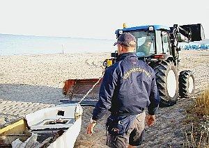 La rimozione dei relitti dele barche a Pietrabianca