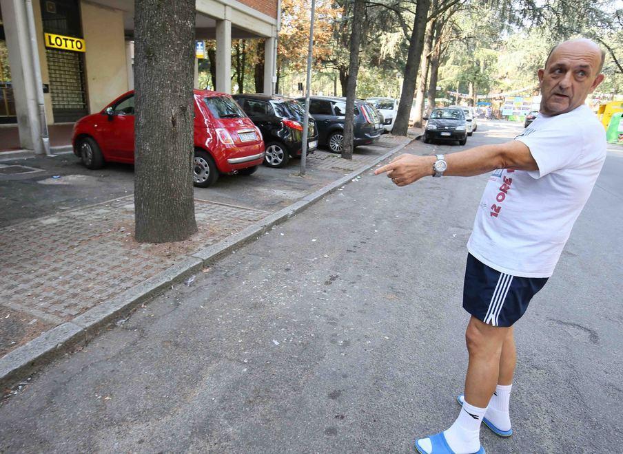 Danilo Mannino, residente in via Vicenzi da 41 anni, è il portavoce del malcontento degli abitanti della strada