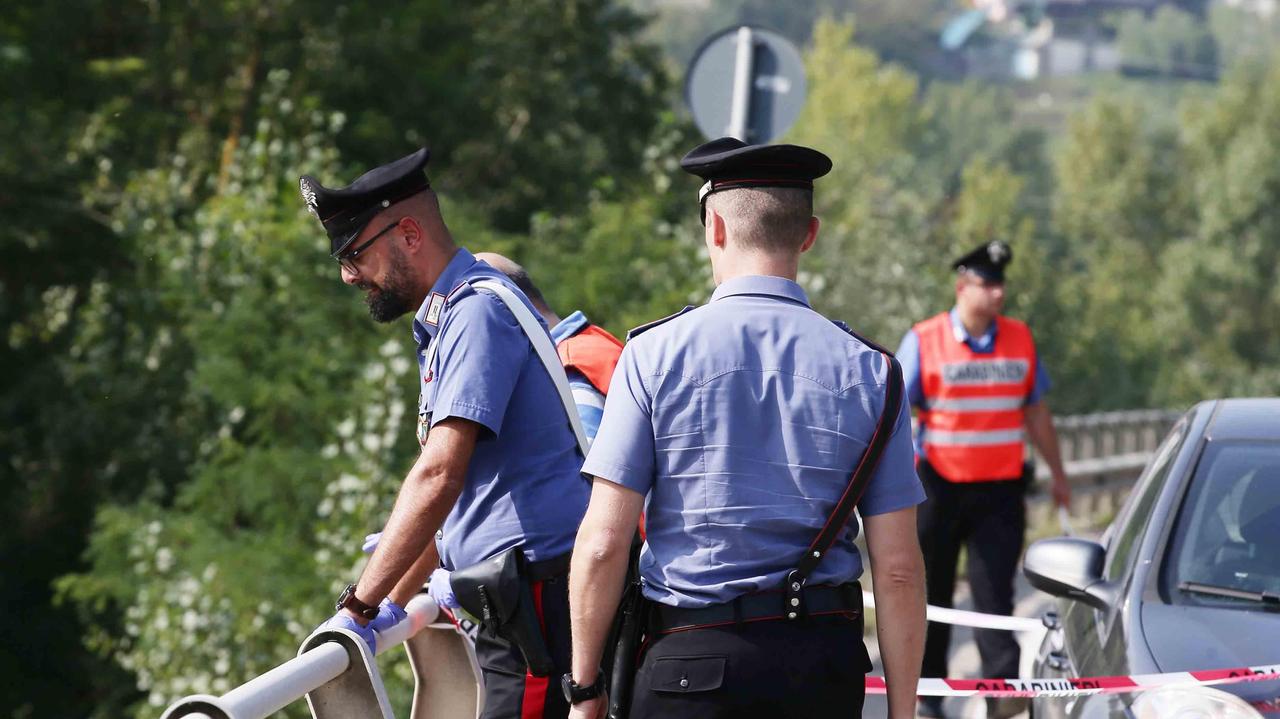 I carabinieri sul ponte del suicidio di Fontana
