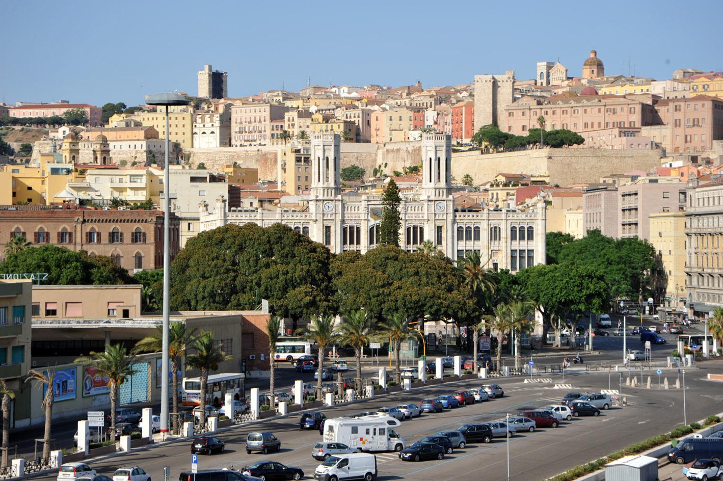 Cagliari, ex Mediterraneo cantiere infinito: il Comune impone teli per coprire i lavori