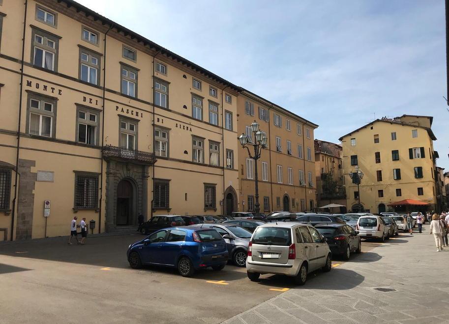 Le auto tornano a sostare in piazza Bernardini 