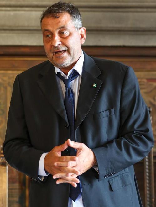 Giurlani e il caso dell’addetto stampa “ignoto” al Comune. Maggioranza divisa 