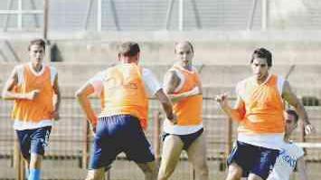 Gli azzurri al lavoro più a destra Marco Mancosu
