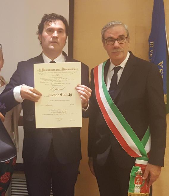 Onorificenza di ufficiale al consigliere Fiaschi