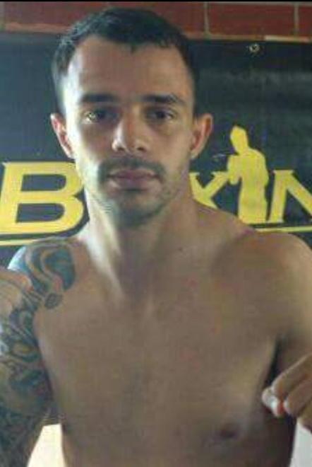 Nicola Henchiri sfida Di Mari peso in piazza a S. Giuliano