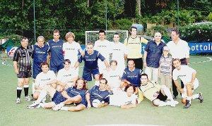 Foto di gruppo per i partecipanti alla gara benefica