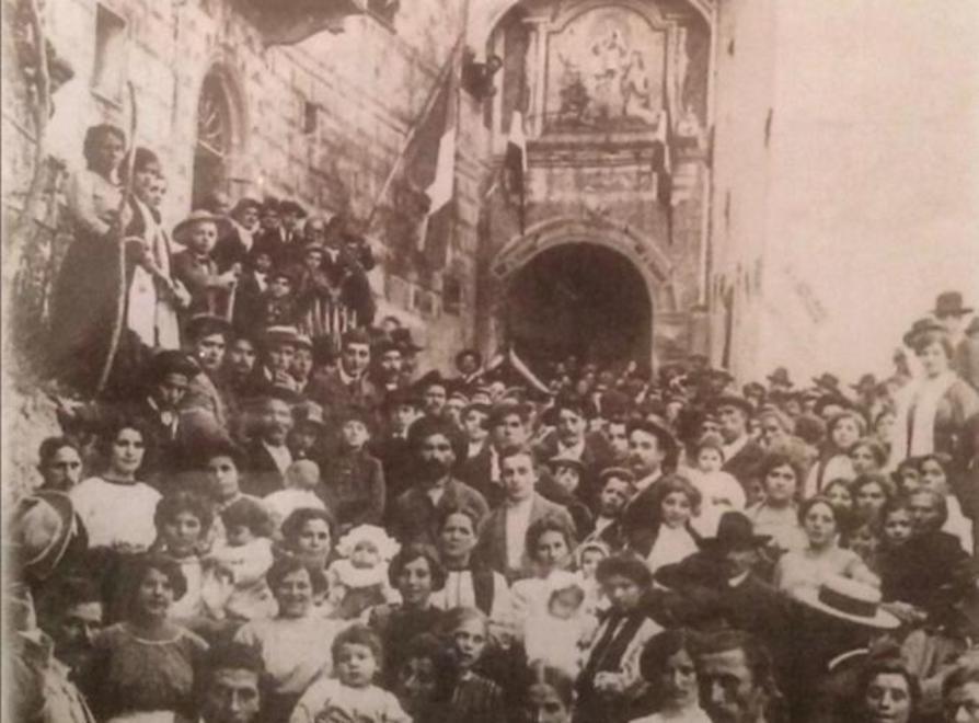 Una foto di gruppo davanti all’antica porta restaurata a Monteggiori