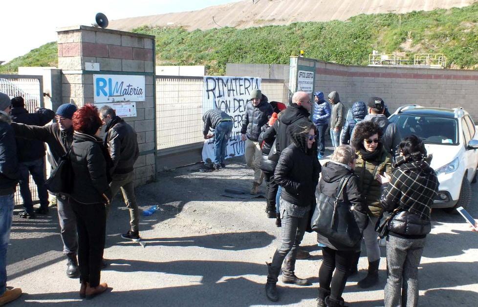 Gli antidiscarica in piazza contro l’ampliamento 