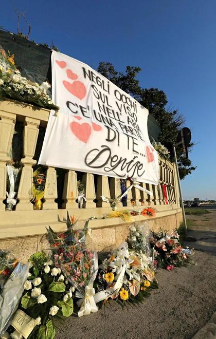 Striscioni e fiori per Denise