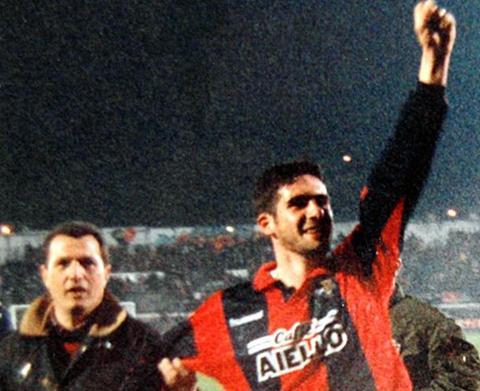 Lucarelli e uno stadio magico tra gol, applausi e quello striscione