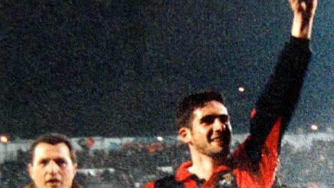 Lucarelli e uno stadio magico tra gol, applausi e quello striscione