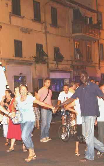 Il girotondo durante la manifestazione in via Terrazzini