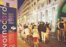 Gente a spasso in via Grande nei venerdì sera di shopping