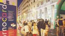 Gente a spasso in via Grande nei venerdì sera di shopping