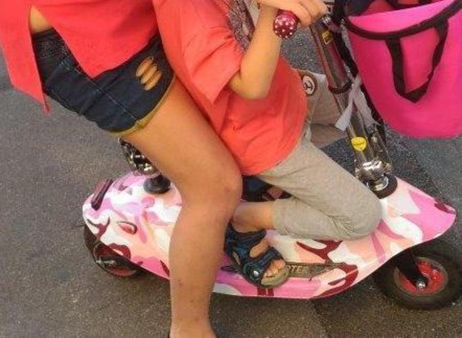 Viaggia col figlioletto sul monopattino Multa di 7.000 euro