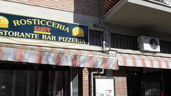 Ladri nel ristorante svitano la zanzariera e rubano spiccioli