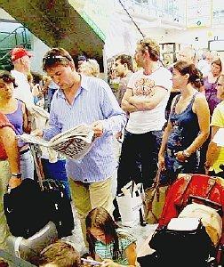 Viaggiatori affollati nella hall dello scalo in attesa dei rispettivi voli e di avere notizie sui motivi dell’inagibilità della pista
