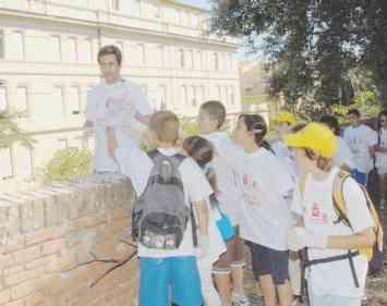 <strong>PULIZIE </strong>L’assessore Frosolini sotto il monumento