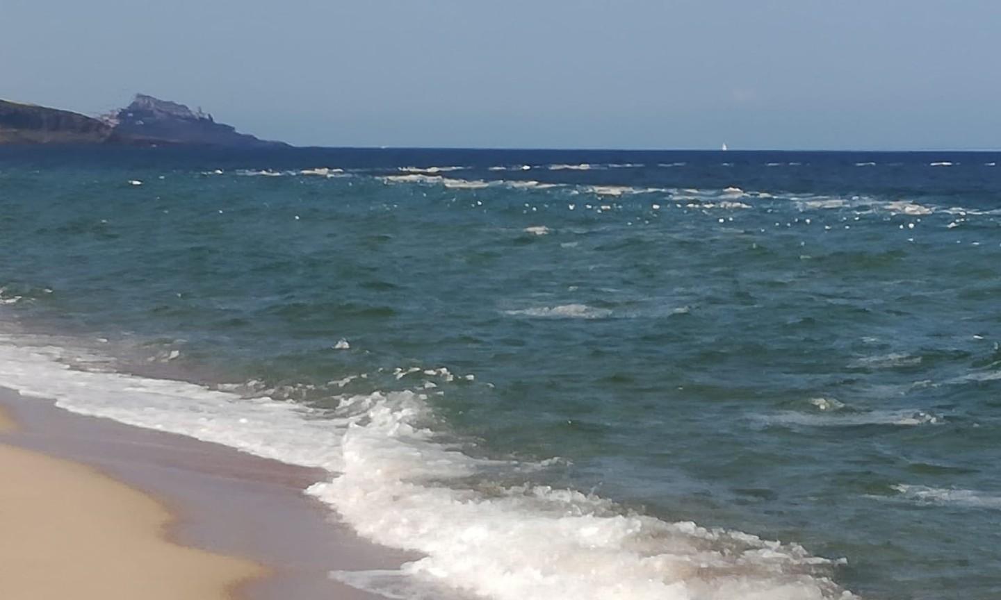 Una lunga scia di schiuma nel mare