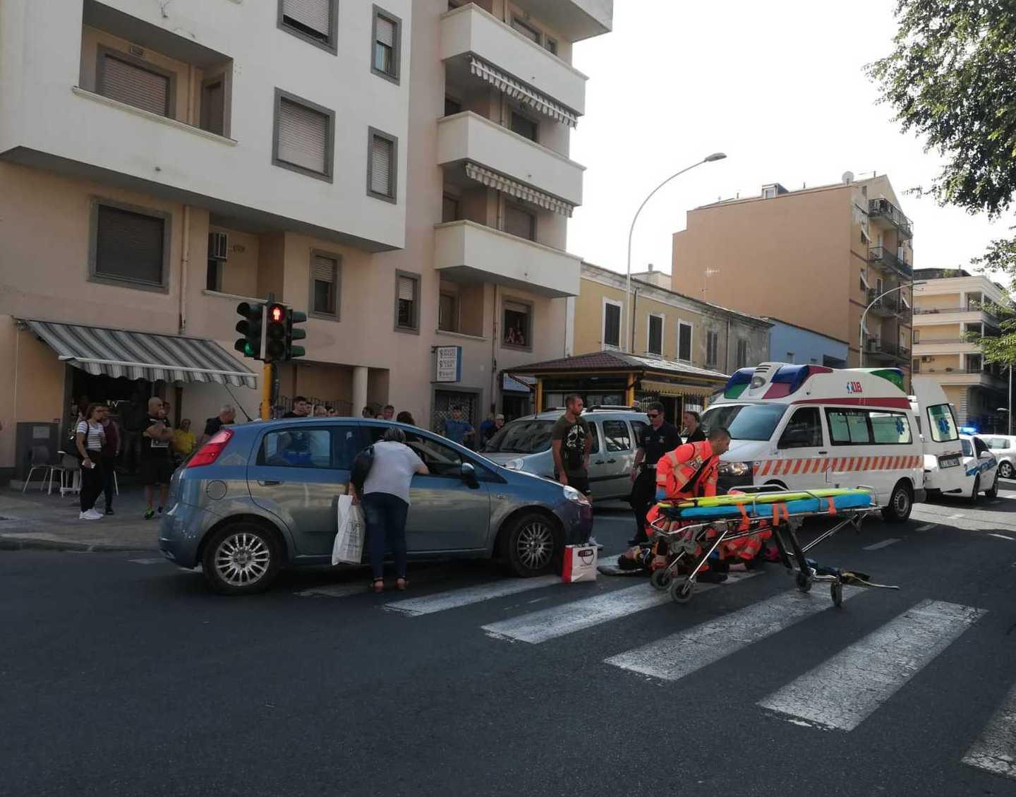 A 95 anni attraversa con il rosso e un’auto rischia di travolgerla