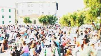 Tavolate allestite in una sagra (foto d’archivio)