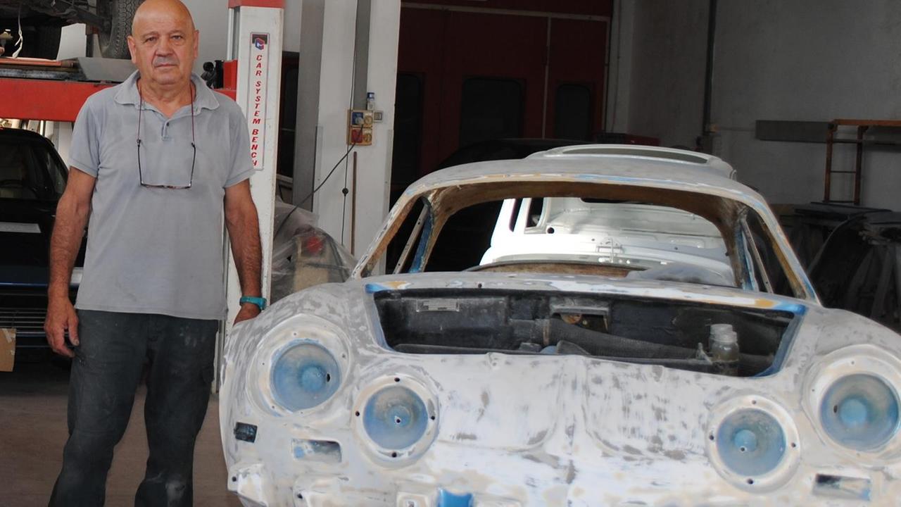 Lamiere e passione: il carrozziere di Laerru che fa rivivere vecchie Ferrari, Alfa e Maserati