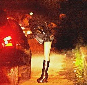 Una prostituta sulla via Nuova Pratese parla con un potenziale cliente
