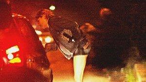 Una prostituta sulla via Nuova Pratese parla con un potenziale cliente