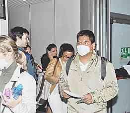 Studenti in aeroporto e a destra l’ospedale Lotti