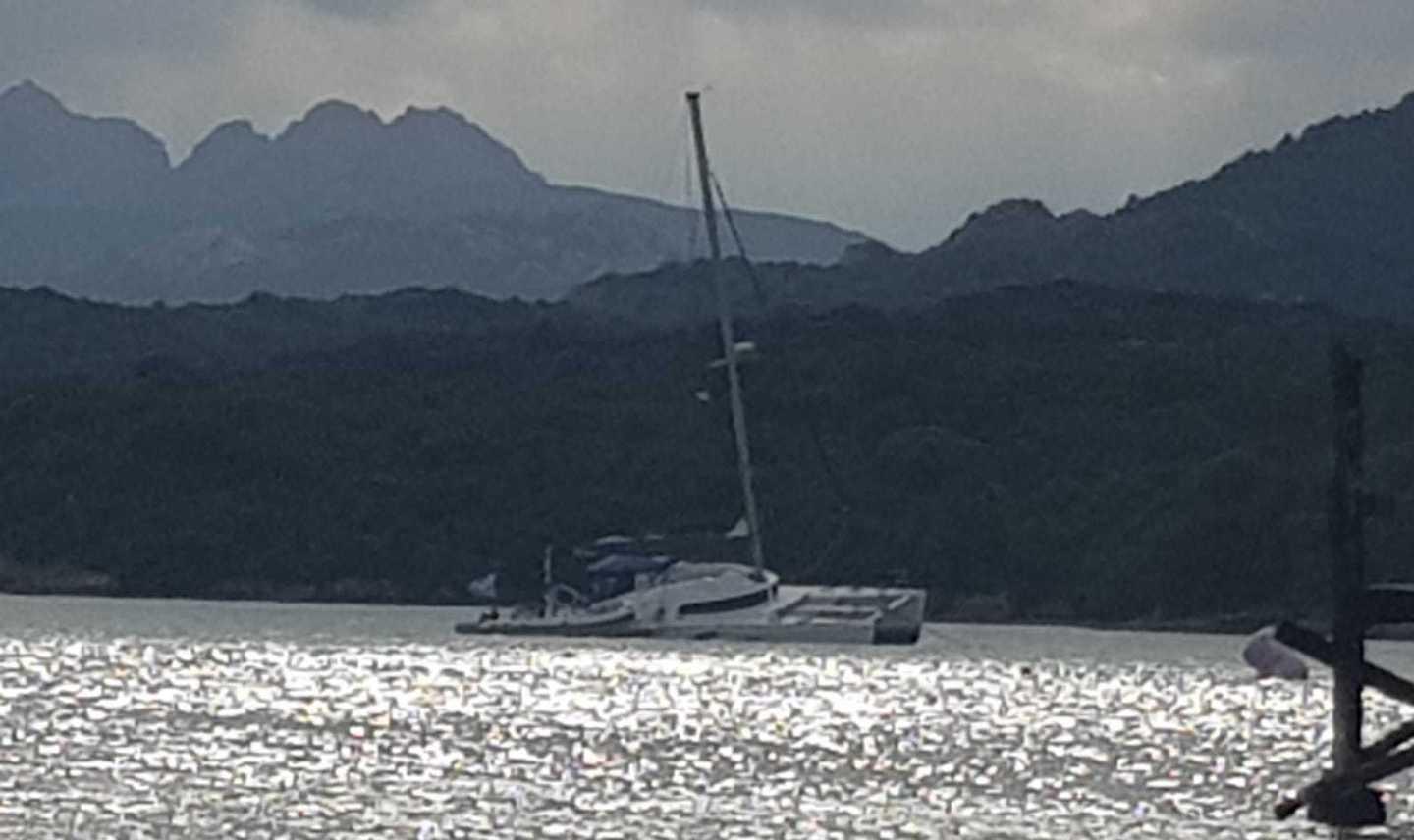 Uno yacht finisce su una secca la capitaneria salva gli occupanti
