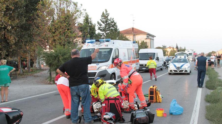 Diciottenne investito in sella allo scooter mentre torna a casa