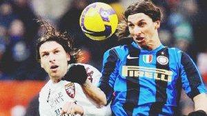 <strong>MARTELLI. </strong>Franceschini contro Ronaldinho e a fianco Paolo Zanetti in duello con Ibra