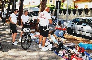 Pattuglie in bicicletta tra spiaggia e pineta