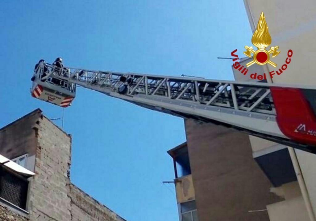 L'intervento dei vigili del fuoco a Sant'Avendrace